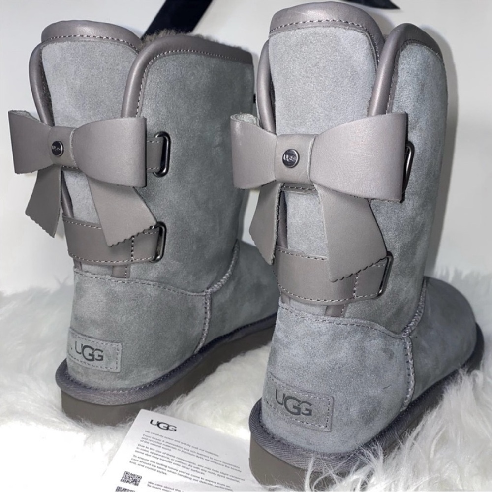 UGG size 9 Classic SHORT BAILEY LEATHER BOW Boots woman New in box